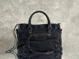 Picture of Balenciaga Handbags _SKUfw230464489fw